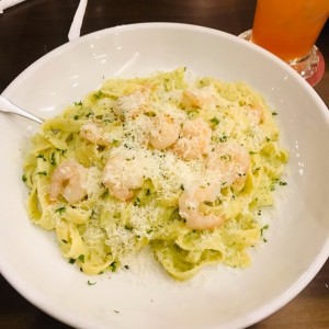 fetuccini con creamy pesto y camarones (make your own pasta) 