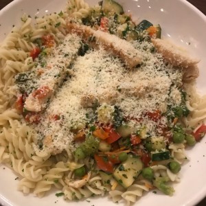 pasta gluten free con vegetales salteados y pollo