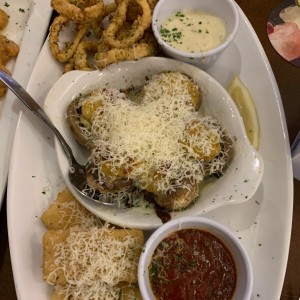 Sampler Italiano (calamares, hongos y fried mozzarella)