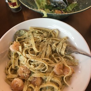 fetucine al pesto con camarones