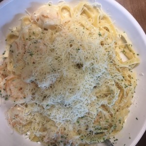 Shrimp Alfredo (camarones salteados con fetuccine)