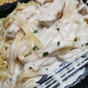 fetuccini ensalsa blanca con pollo