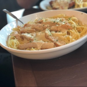 Pasta Alfredo con Pollo