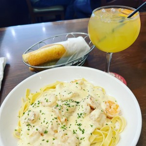 Sangria de manzana y pasta alfredo con camarones