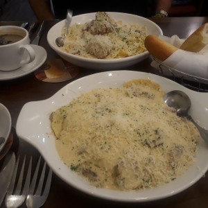 spaguetti con salsa de hongos y albondigas y ravioles en salsa blanca con hongos.