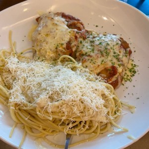 Clasicas Favoritas - Chicken Parmigiana en Alfredo