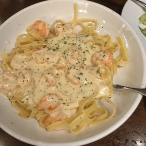 Fettucini con camarones en salsa alfeedo