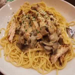 Spaghetti con pollo en salsa de hongos