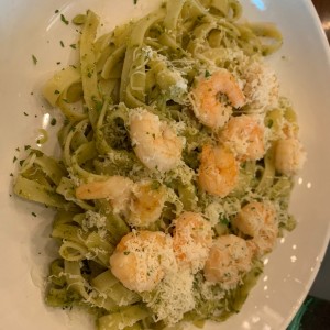 Fetuccini al Pesto con camarones salteados