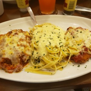 chicken Parmigiana con sample de pasta y lasagna 