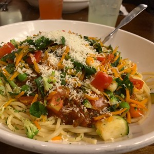 Spaghetti con salsa bolognesa y vegetales