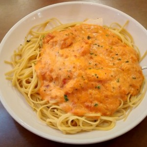 Pasta armada con pollo y salsa de 5 quesos