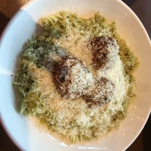 Pasta en pesto y albondigas