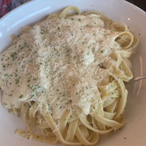 Fetuchini alfredo con pollo. 