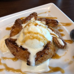 postre de manzana con helado