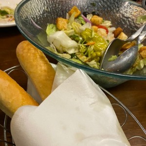 Ensalada y breadsticks (son ilimitados)