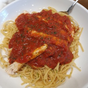 Pasta integral con pollo grill en salsa roja