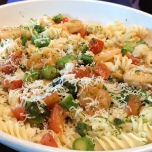 pasta sin glutten camarones esparragos y tomate 