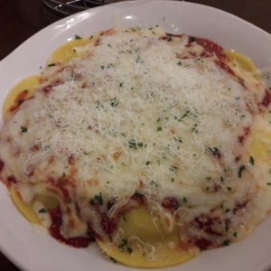 Raviolli relleno de queso con salsa marinera