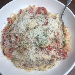 carbonara con camarones y pollo