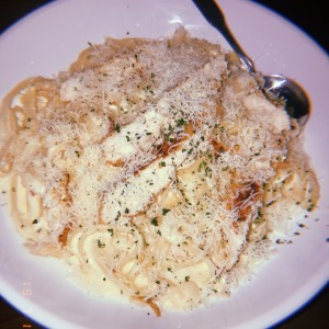 spaghetti Alfredo con Pollo 5onz