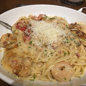 Carbonara con camarones y pollo