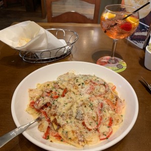 Spaguetti con pollo y camarones y sangria de watermelon