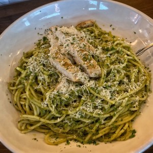 Spaghetti al pesto con extra de pollo