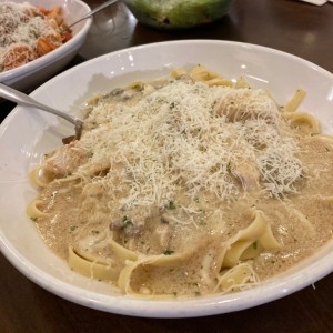 fettucine con salsa de hongos y pollo