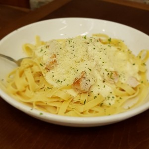 Fetuccini Alfredo con pollo