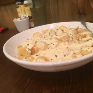 fetuccini al Alfredo con pollo