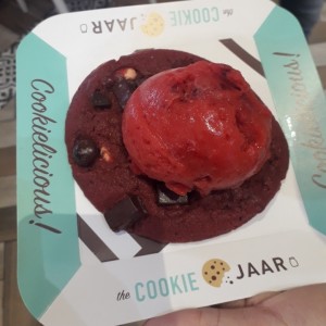 galleta xl Velvet con helado de frozen berries