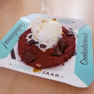 Galleta XL de red velvet con helado de vainilla