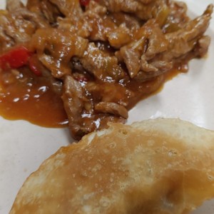 Bistec Picado y Empanada de Carne en Hojaldre