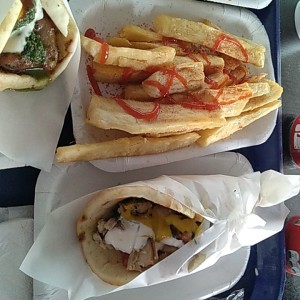 pita pollo con yuca frita