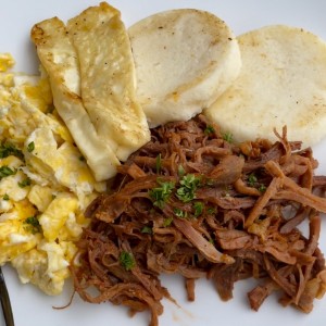 Ropa Vieja con arepa, huevo revuelto y queso