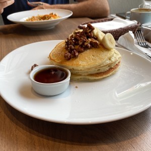 Pancakes con guineo y pecanas