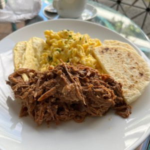 Ropa vieja y huevos