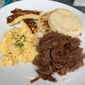 Ropa vieja con queso prensado a la plancha y arepas asadas