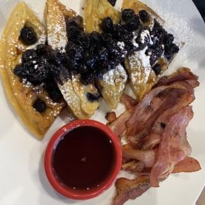 Waffles de Blueberry con extra tocino