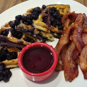 Waffles de blueberry con tocino