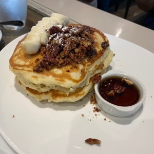 Pancakes con guineo y pecanas