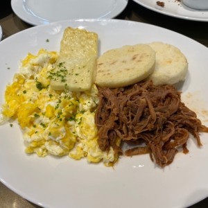 Ropa vieja en salsa criolla con arepa