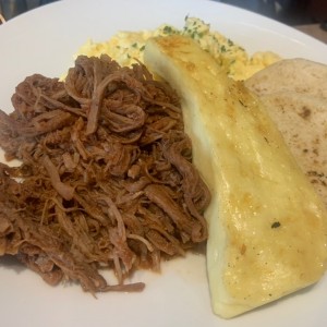 Ropa vieja con arepa