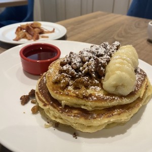 Pancakes con guineo y pecanas