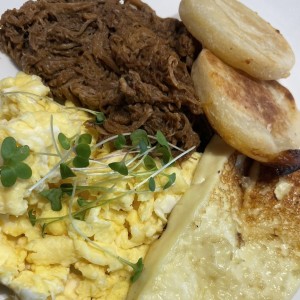 Desayuno con mechada y arepas de yuca 