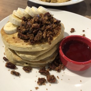 Pancakes con guineo y pecanas