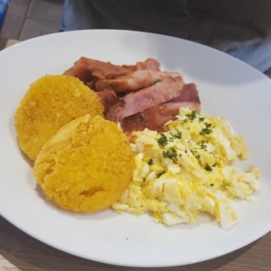 Tasajo con huevos y tortillas de maiz