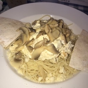 Spaghettini en salsa blanca con pollo y hongos