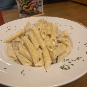 Pasta alfredo con extra pollo a la plancha